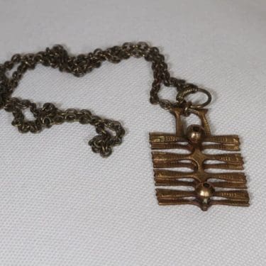 Kalevala Koru kaulakoru, pronssi, suunnittelija Pentti Sarpaneva, pronssi