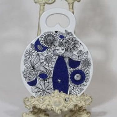 Arabia Pastoraali talouslevy, sininen, suunnittelija Esteri Tomula, serikuva, satuaihe