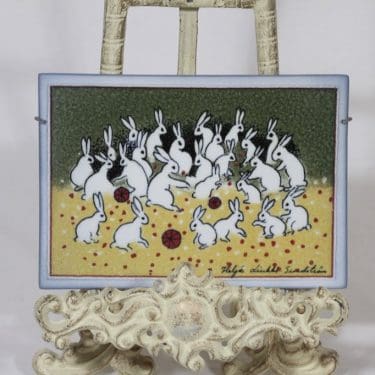 Arabia koristelaatta, Ryhmäkuvassa, suunnittelija Heljä Liukko-Sundström, Ryhmäkuvassa, serikuva, signeerattu, jänisaihe