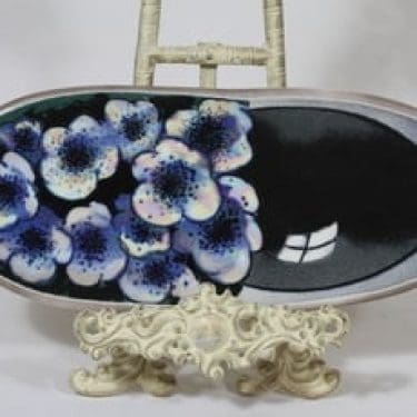 Arabia seinälaatta, Tähtisilmät, suunnittelija Heljä Liukko-Sundström, Tähtisilmät, suuri, serikuva, signeerattu