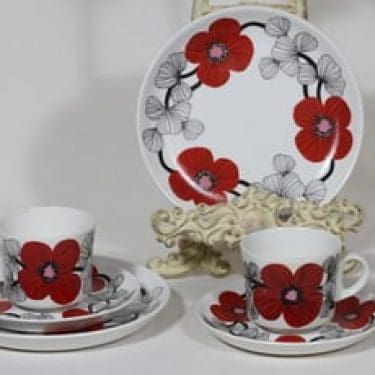 Arabia Isokukka kahvikupit ja lautaset, punainen, 2 kpl, suunnittelija Esteri Tomula, serikuva, retro