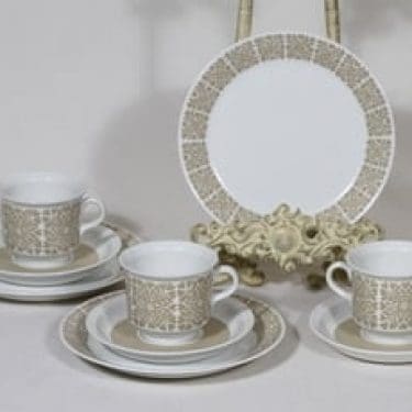 Arabia Tytti kahvikupit ja lautaset, 3 kpl, suunnittelija Raija Uosikkinen, serikuva