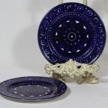 Arabia Valencia lautaset, käsinmaalattu, 2 kpl, suunnittelija Ulla Procope, käsinmaalattu, pieni, signeerattu