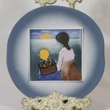 Arabia Äiti ja lapsi koristelaatta, Kouluun, suunnittelija Heljä Liukko-Sundström, Kouluun, serikuva, tyttöaihe