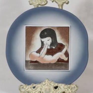 Arabia Äiti ja lapsi koristelaatta, Hyvä olo, suunnittelija Heljä Liukko-Sundström, Hyvä olo, serikuva