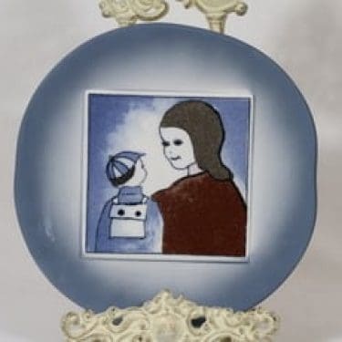 Arabia Äiti ja lapsi koristelaatta, Kouluun, suunnittelija Heljä Liukko-Sundström, Kouluun, serikuva, poika-aihe