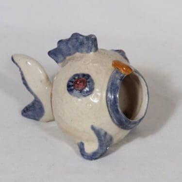 Kupittaan savi 399 tuhka-astia, käsinmaalattu, suunnittelija Josef Manuel, käsinmaalattu, signeerattu, Kala-aihe