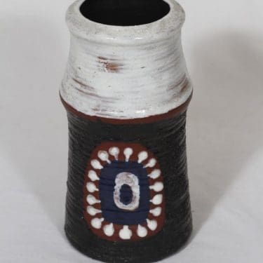 Kupittaan savi maljakko, käsinmaalattu, suunnittelija Orvokki Laine, käsinmaalattu, käsindreijattu, sigreerattu