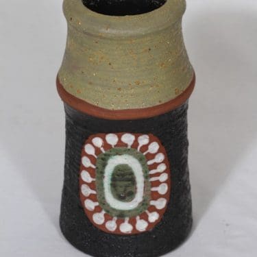 Kupittaan savi maljakko, käsinmaalattu, suunnittelija Orvokki Laine, käsinmaalattu, käsindreijattu, sigreerattu