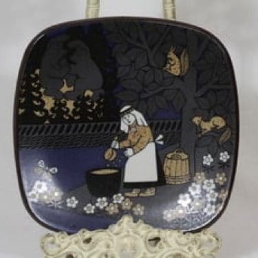 Arabia vuosilautanen, 1986, suunnittelija Raija Uosikkinen, 1986, serikuva, Kalevala-aihe