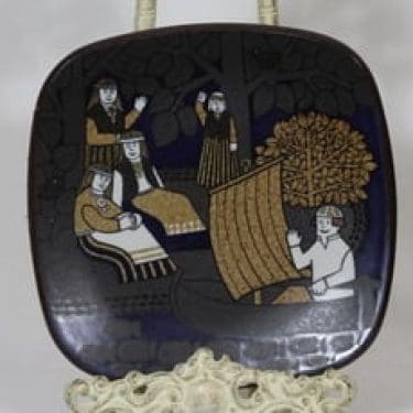 Arabia vuosilautanen, 1983, suunnittelija Raija Uosikkinen, 1983, serikuva, Kalevala-aihe