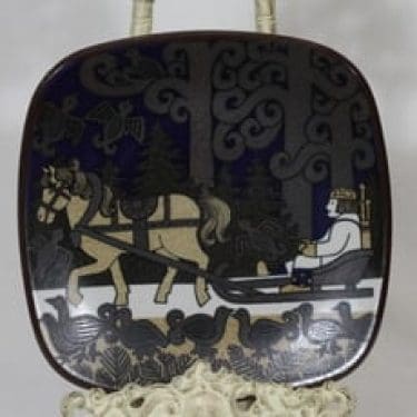 Arabia vuosilautanen, 1984, suunnittelija Raija Uosikkinen, 1984, serikuva, Kalevala-aihe