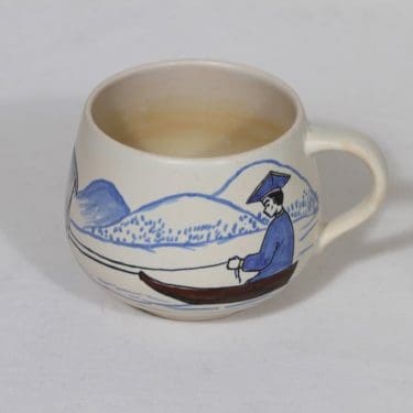 Kupittaan savi muki, käsinmaalattu, suunnittelija Rauno Lammela, käsinmaalattu, signeerattu, Lappi-aihe