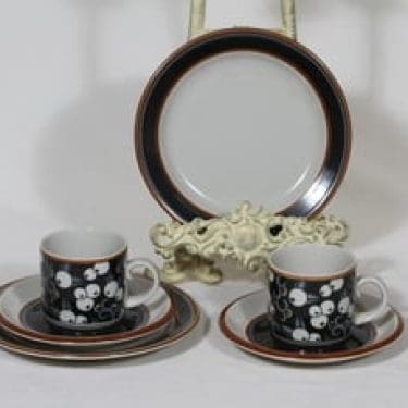 Arabia Taika kahvikupit ja lautaset, 2 kpl, suunnittelija Inkeri Seppälä, puhalluskoriste, retro
