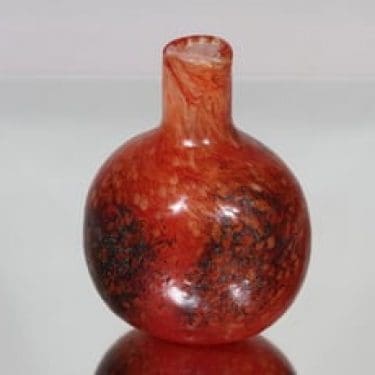 Nuutajärvi koristepullo, punainen, suunnittelija Oiva Toikka,