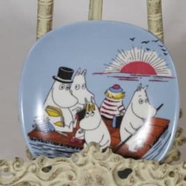 Arabia Muumi koristelautanen, Muumiperhe lautalla, suunnittelija Tove Slotte, Muumiperhe lautalla, pieni, serikuva