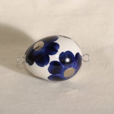 Arabia GOG koristemuna, Roikkuva pääsiäismuna, suunnittelija Gunvor Olin-Grönqvist, Roikkuva pääsiäismuna, käsinmaalattu