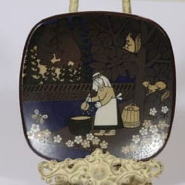 Arabia vuosilautanen, 1986, suunnittelija Raija Uosikkinen, 1986, serikuva, Kalevala-aihe