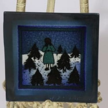 Arabia koristelaatta, Itkevä tyttö, suunnittelija Heljä Liukko-Sundström, Itkevä tyttö, pieni, käsinmaalattu, signeerattu