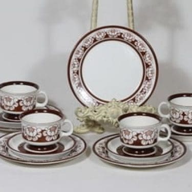 Arabia Katrilli kahvikupit ja lautaset, ruskea, 4 kpl, suunnittelija Esteri Tomula, serikuva