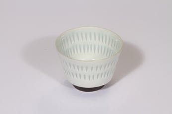 Arabia FK/68 malja, riisiposliini, suunnittelija Friedl Holzer-Kjellberg, riisiposliini, pieni, massasigneerattu