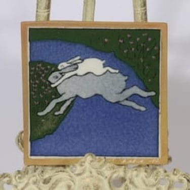 Arabia koristelaatta, Yhdessä yli sinisen joen, suunnittelija Heljä Liukko-Sundström, Yhdessä yli sinisen joen, pieni, serikuva, signeerattu