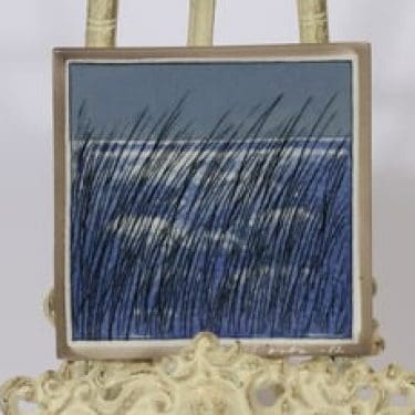 Arabia koristelaatta, Kaislikossa tuulee, suunnittelija Heljä Liukko-Sundström, Kaislikossa tuulee, pieni, serikuva, signeerattu