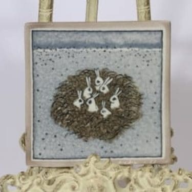 Arabia koristelaatta, Jänis pensaasa, suunnittelija Heljä Liukko-Sundström, Jänis pensaasa, pieni, serikuva, signeerattu