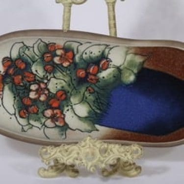 Arabia seinälaatta, Omenankukat, suunnittelija Heljä Liukko-Sundström, Omenankukat, suuri, serikuva, signeerattu