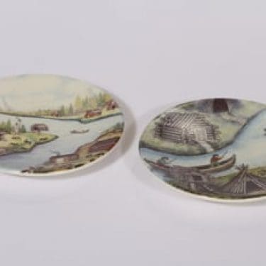 Arabia seinälautaset, Kalakämppä|Lappalainen kylä, 2 kpl, suunnittelija Andreas Alariesto, Kalakämppä|Lappalainen kylä, pieni, serikuva