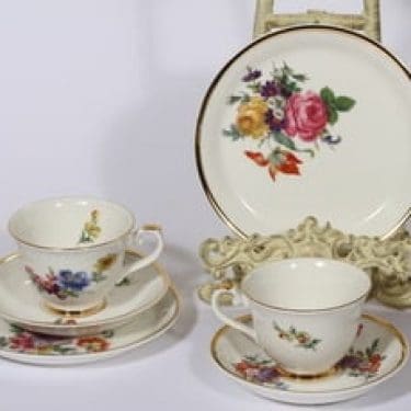 Arabia Kulta-aika kahvikupit ja lautaset, 2 kpl, suunnittelija , serikuva, kullattu, kukka-aihe