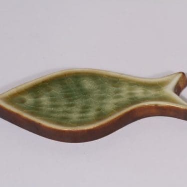 Arabia Kala seinälaatta, käsinmaalattu, suunnittelija Gunvor Olin-Grönqvist, käsinmaalattu, pieni, signeerattu