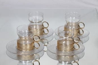 Iittala Tsaikka teelasit ja lautaset, kirkas, 4 kpl, suunnittelija Timo Sarpaneva, kullattu