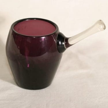 Kumela 511=2901 lasimalja kahvalla, suunnittelija Sirkku Kumela-Lehtonen,