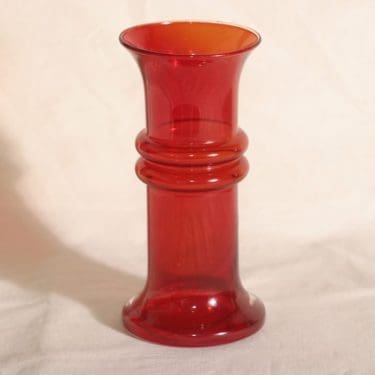 Riihimäen lasi 1559 maljakko, punainen, suunnittelija Tamara Aladin,