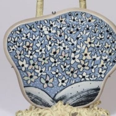 Arabia seinälaatta, Valkovuokot, suunnittelija Heljä Liukko-Sundström, Valkovuokot, serikuva