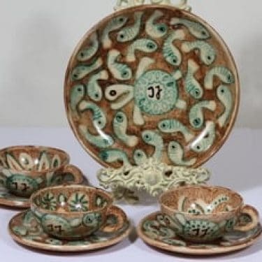 Kupittaan savi teekupit ja leivosvati, käsinmaalattu, 3 kpl, suunnittelija Gunnar Iso-Puonti, käsinmaalattu, signeerattu