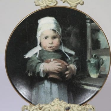 Arabia koristelautanen, Tyttö ruukun kanssa, suunnittelija Helene Schjerfbeck, Tyttö ruukun kanssa, serikuva, lapsiaihe