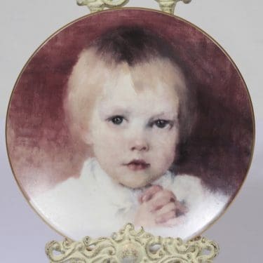 Arabia koristelautanen, Rukoileva tyttö, suunnittelija Helene Schjerfbeck, Rukoileva tyttö, serikuva, lapsiaihe