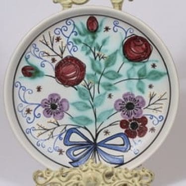 Kupittaan savi seinälautanen, suunnittelija Laila Zink, käsinmaalattu, signeerattu, kukka-aihe