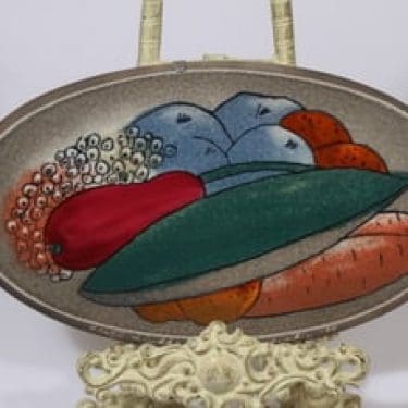 Arabia seinälaatta, Hedelmiä, suunnittelija Heljä Liukko-Sundström, Hedelmiä, serikuva, signeerattu