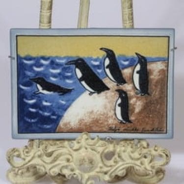 Arabia seinälaatta, Rohkeutta, suunnittelija Heljä Liukko-Sundström, Rohkeutta, pieni, serikuva, signeerattu