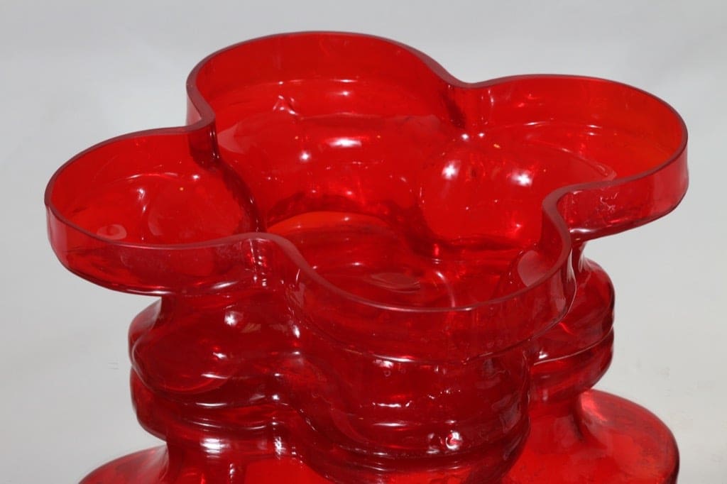 Riihimäen lasi Onnenlehti maljakko, punainen, suunnittelija Helena Tynell, suuri