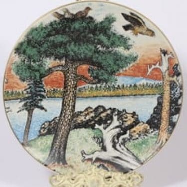 Arabia koristelautanen, lappalainen, suunnittelija Andreas Alariesto, lappalainen, suuri, serikuva, lappalaisaihe