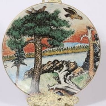 Arabia koristelautanen, lappalainen, suunnittelija Andreas Alariesto, lappalainen, suuri, serikuva, lappalaisaihe