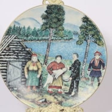 Arabia koristelautanen, lappalainen, suunnittelija Andreas Alariesto, lappalainen, suuri, serikuva, lappalaisaihe