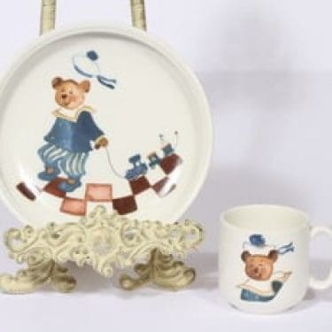 Arabia Veikka lasten lautanen ja muki, sininen, suunnittelija Minna Immonen, serikuva