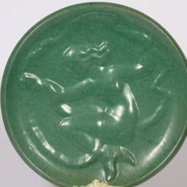 Kupittaan savi Keinumorsian koristelautanen, vihreä lasite, suunnittelija Väinö Aaltonen, suuri