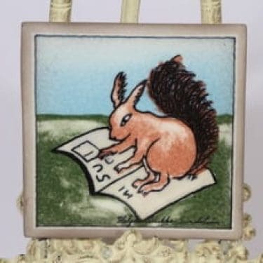 Arabia koristelaatta, Orava lukemassa, suunnittelija Heljä Liukko-Sundström, Orava lukemassa, pieni, serikuva