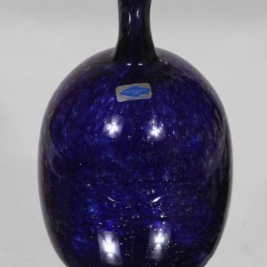 Nuutajärvi Mansikkapaikka koristepullo, signeerattu, suunnittelija Oiva Toikka, signeerattu